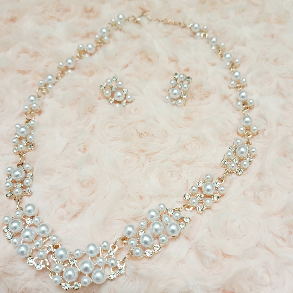 Dazzling pearls, crystals necklace & earrings set